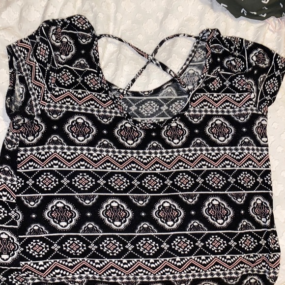 patterned cropped t shirt with crisscross back - Picture 2 of 3